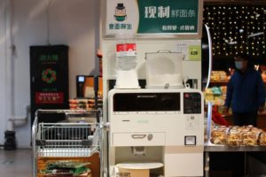 vit kladdkaka med hallon